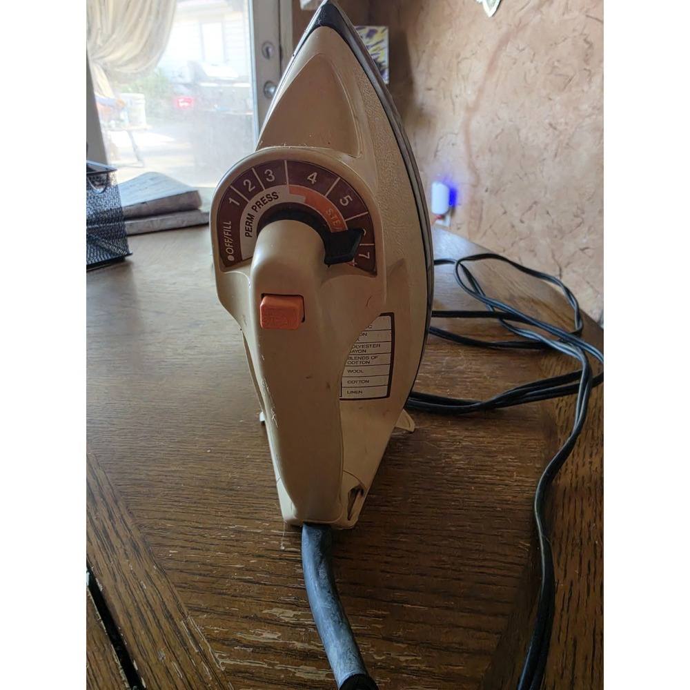 Vintage Black & Decker Light 'N Easy Steam Dry Iron, Works Great